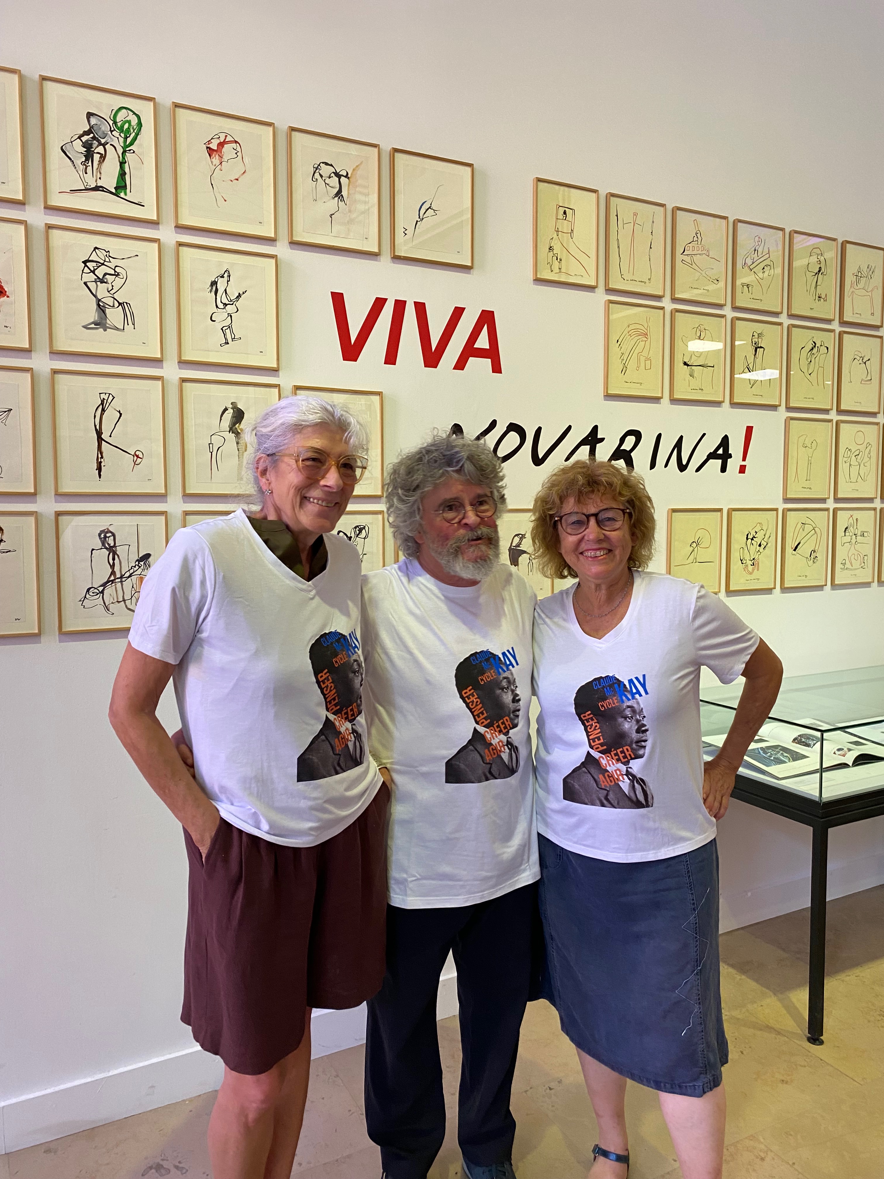 L’équipe de la Fondation Stin’Akri portant le T-shirt du cycle Claude McKay au Festival d’Avignon
